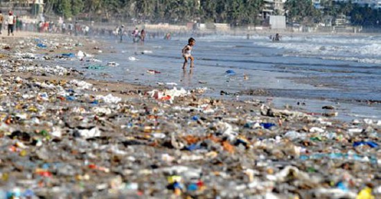 plastic pollution ocean 550x287 Пластик как новый вид твердой материи